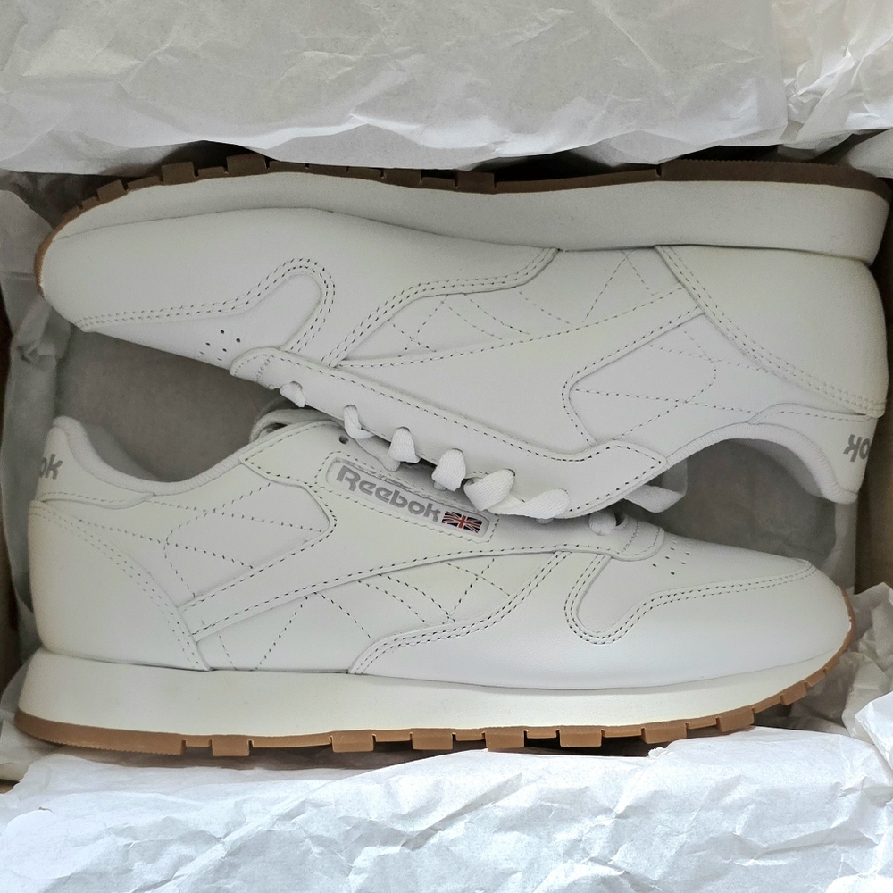 New Womans Reebok Classic Sneakers Leather Upper Gum Soles Size 6 1/2